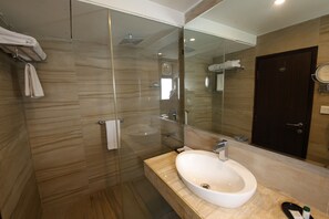 Ducha, artículos de tocador gratuitos, pantuflas, bidet