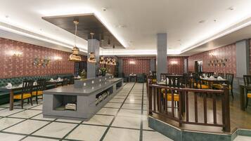 Serveert ontbijt, lunch, diner, internationale gerechten