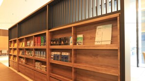 Une bibliothèque dotée d’étagères en bois et d’un aménagement intérieur moderne.