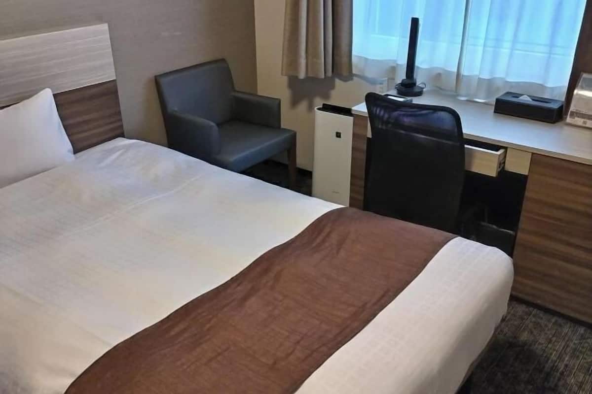 Down duvets, desk, blackout curtains, soundproofing