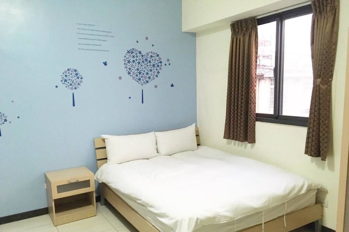 Habitación doble de diseñador, 1 cama matrimonial | Escritorio, cortinas blackout y wifi gratis