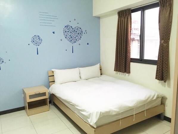 Doppia Design, 1 letto matrimoniale | Una scrivania, tende oscuranti, Wi-Fi gratuito