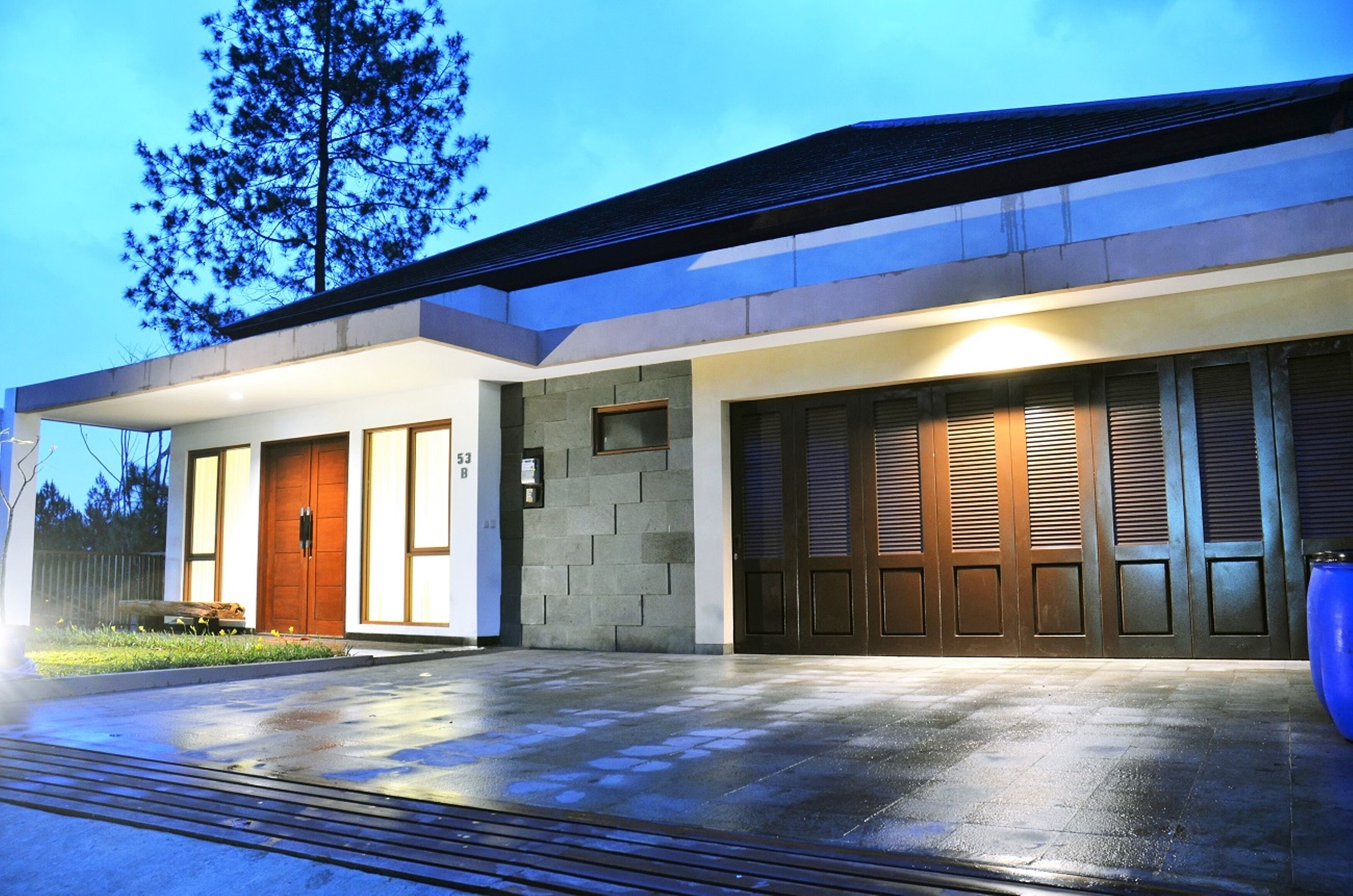 Mặt tiền nơi lưu trú - ban đêm