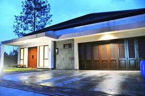 Depan hartanah - siang/malam