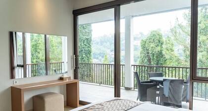 Mentari Hill View 8 BR heated pool and movie room
