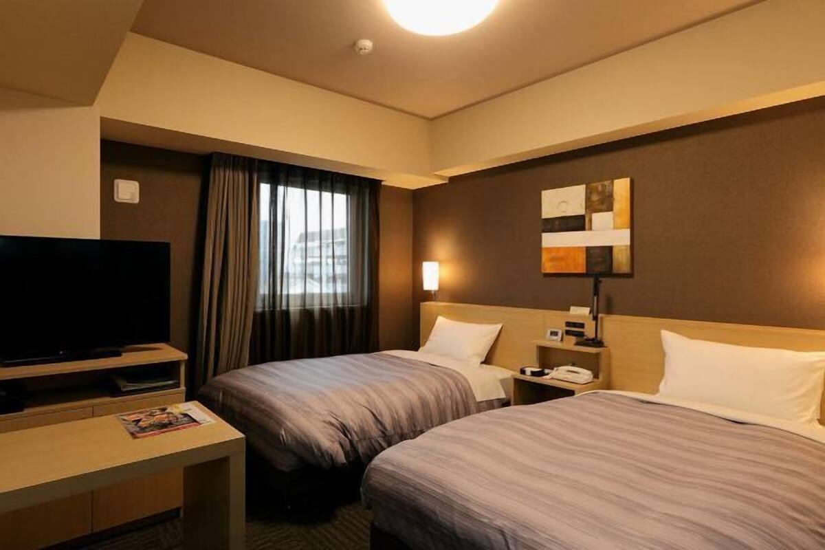 Een bureau, gratis wifi, beddengoed