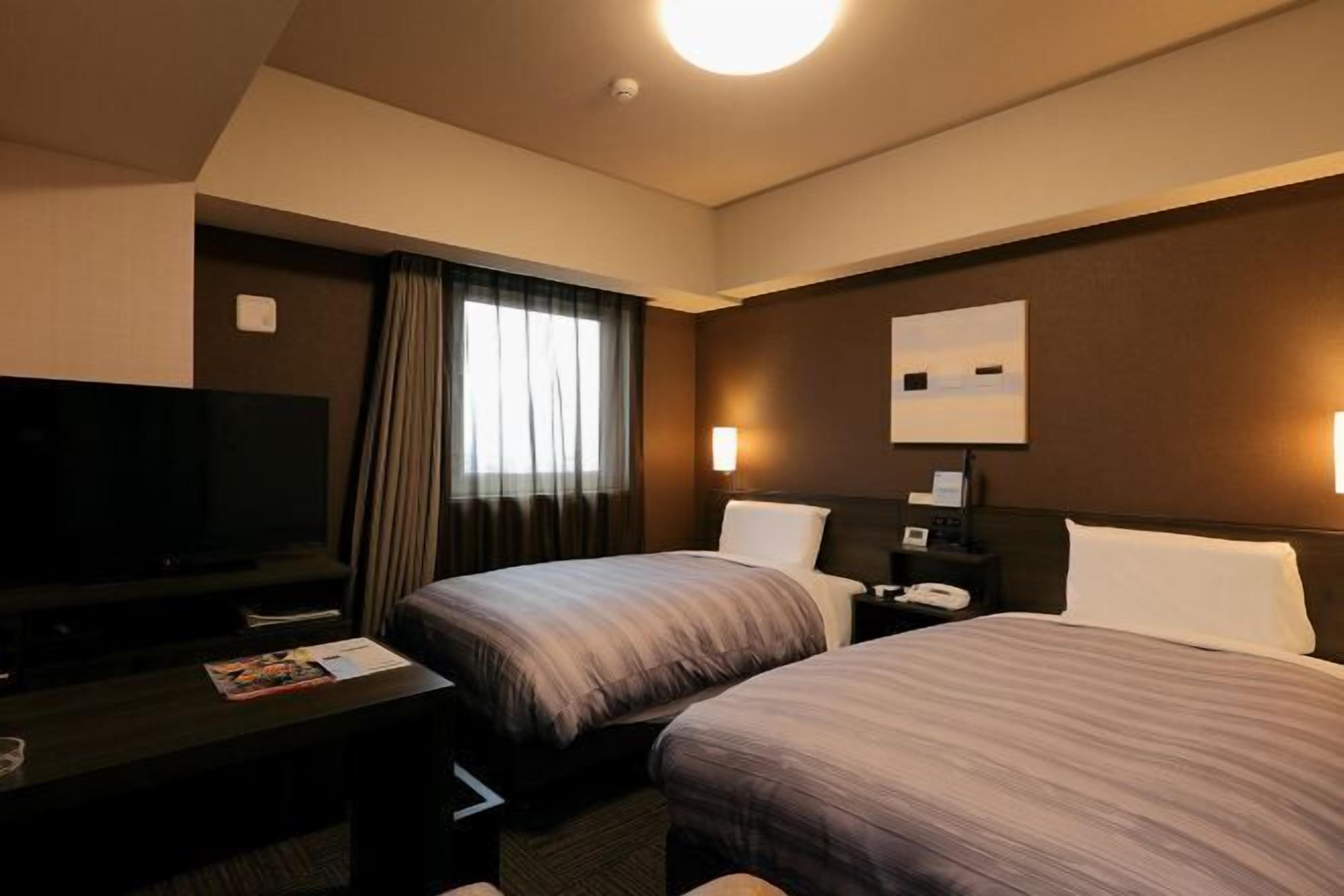 Een bureau, gratis wifi, beddengoed