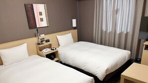 A hotel room with two beds, a bedside table, a lamp, a TV, and a painting on the wall. - Hotel Route Inn Toyohashi Ekimae (Toyohashi)