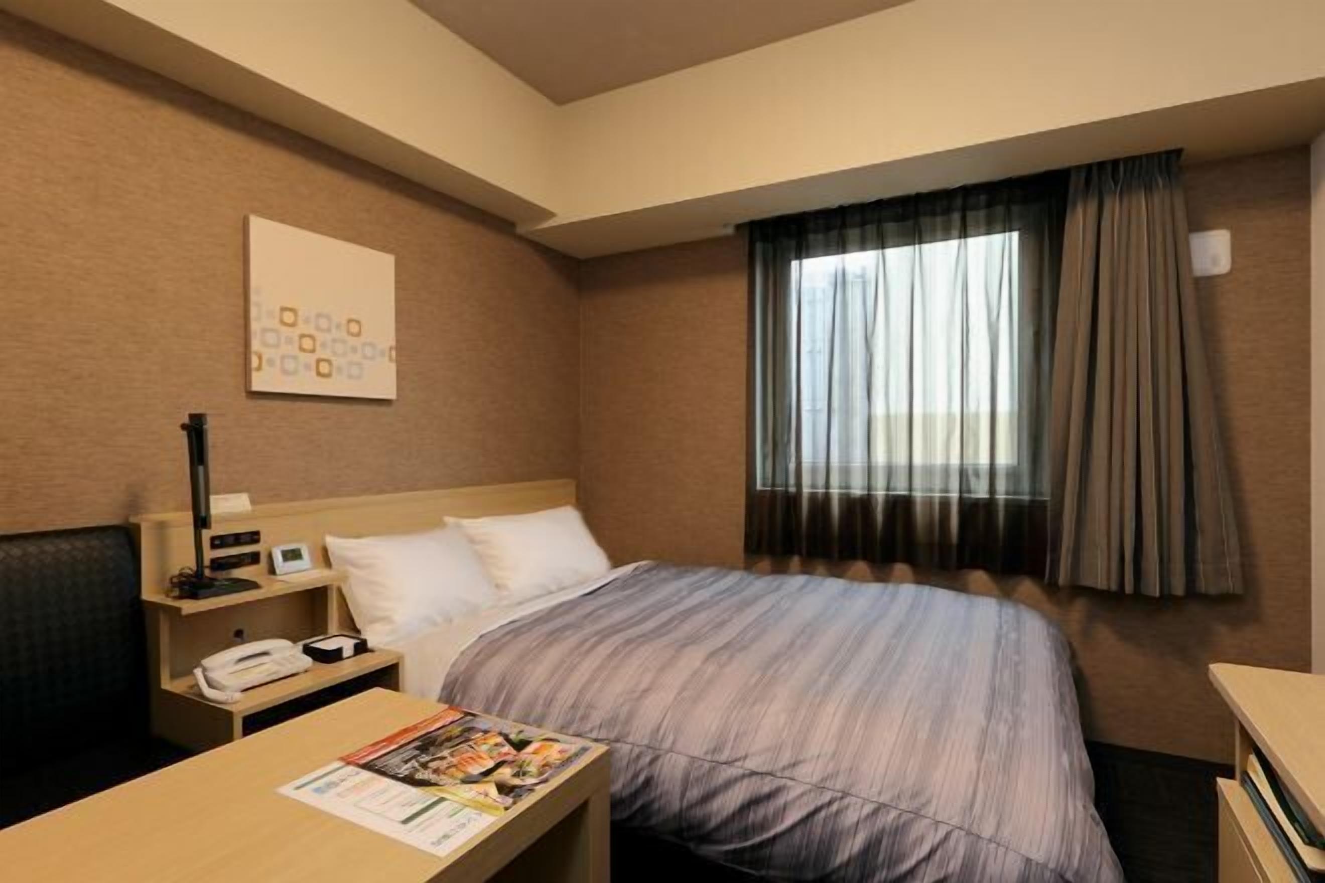 Een bureau, gratis wifi, beddengoed