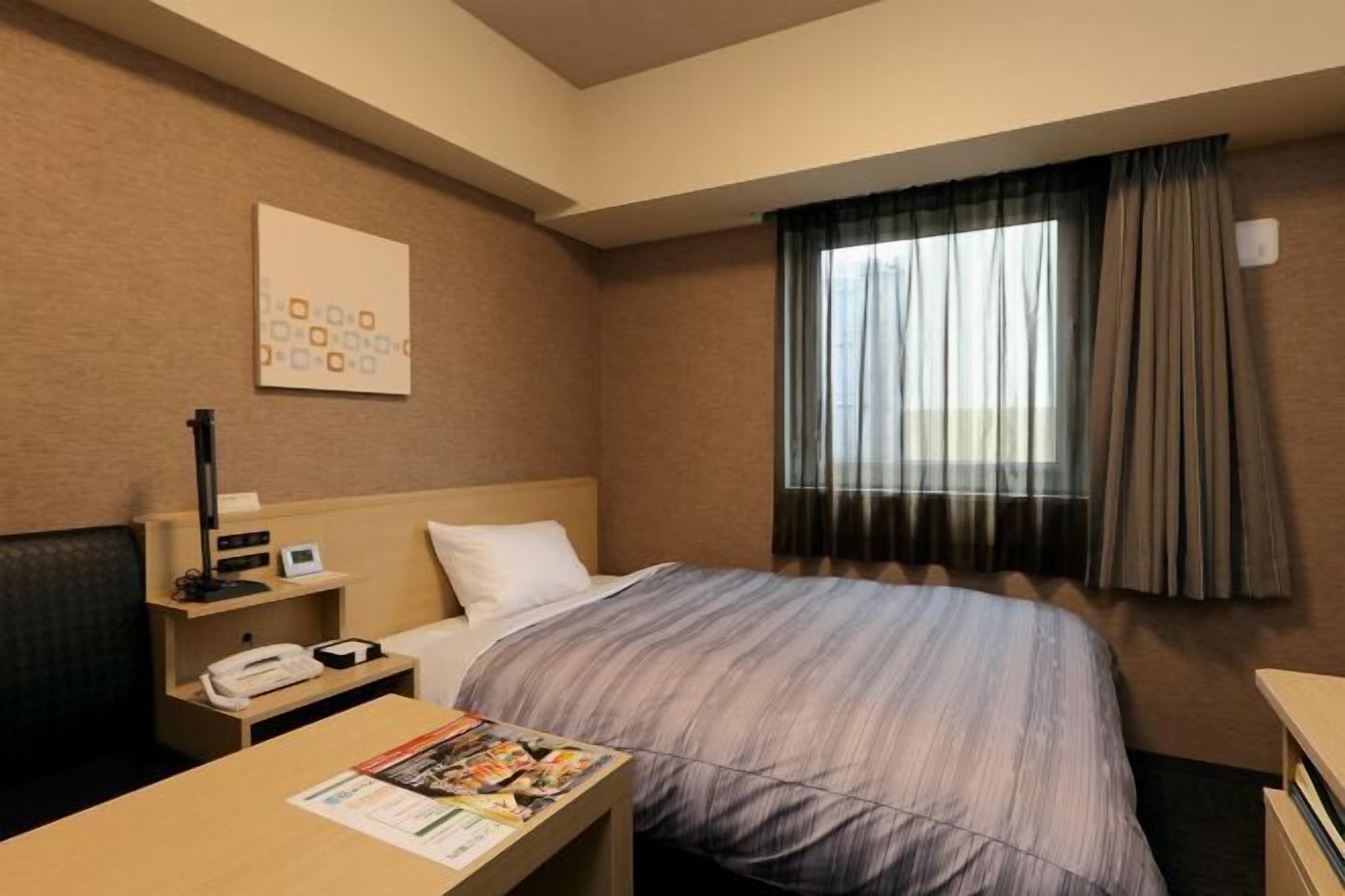 Een bureau, gratis wifi, beddengoed