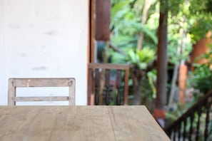 Kamar Triple Standar | Meja kerja, tempat tidur lipat/tambahan, Wi-Fi gratis, dan seprai linen