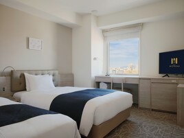 Corner Twin Room | In-room safe, desk, iron/ironing board, free WiFi