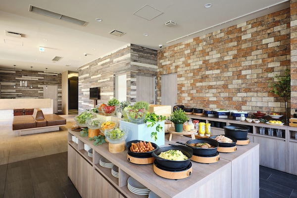 Daily buffet breakfast (JPY 1800 per person)