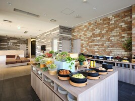 Daily buffet breakfast (JPY 1800 per person)