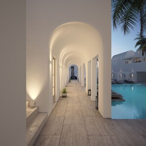 Una piscina al aire libre, sillones reclinables de piscina