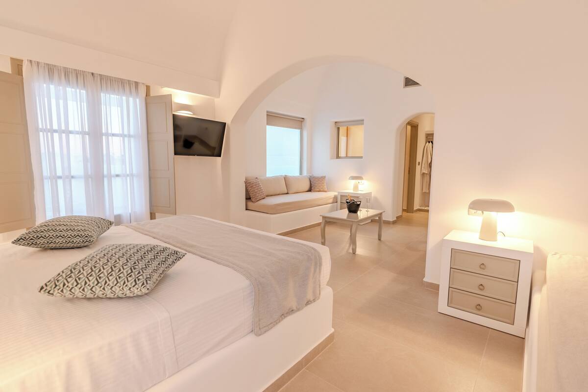 Signature Open Plan Suite with Private Pool, Adults Only (16+) | Cofres nos quartos, Wi-Fi de cortesia, roupa de cama