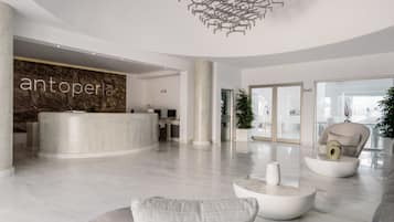 Coin salon dans le hall