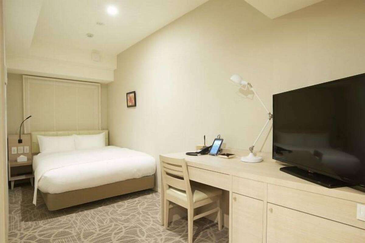 In-room safe, desk, WiFi (free), bed sheets