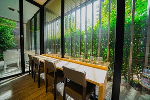 Lobby lounge - Quintessa Hotel Tokyo Haneda Comic & Books (Tokyo)