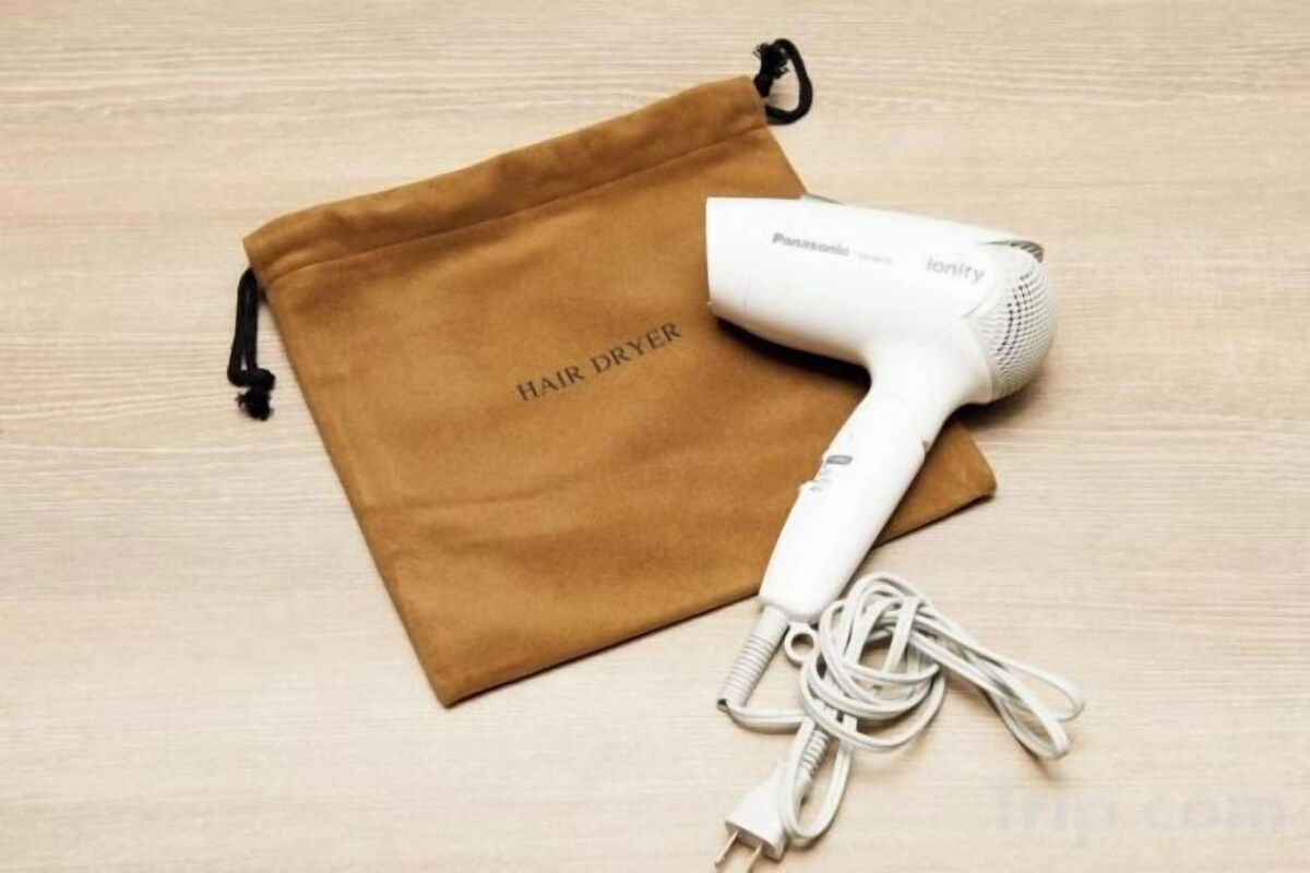 Combined shower/tub, free toiletries, hair dryer, slippers