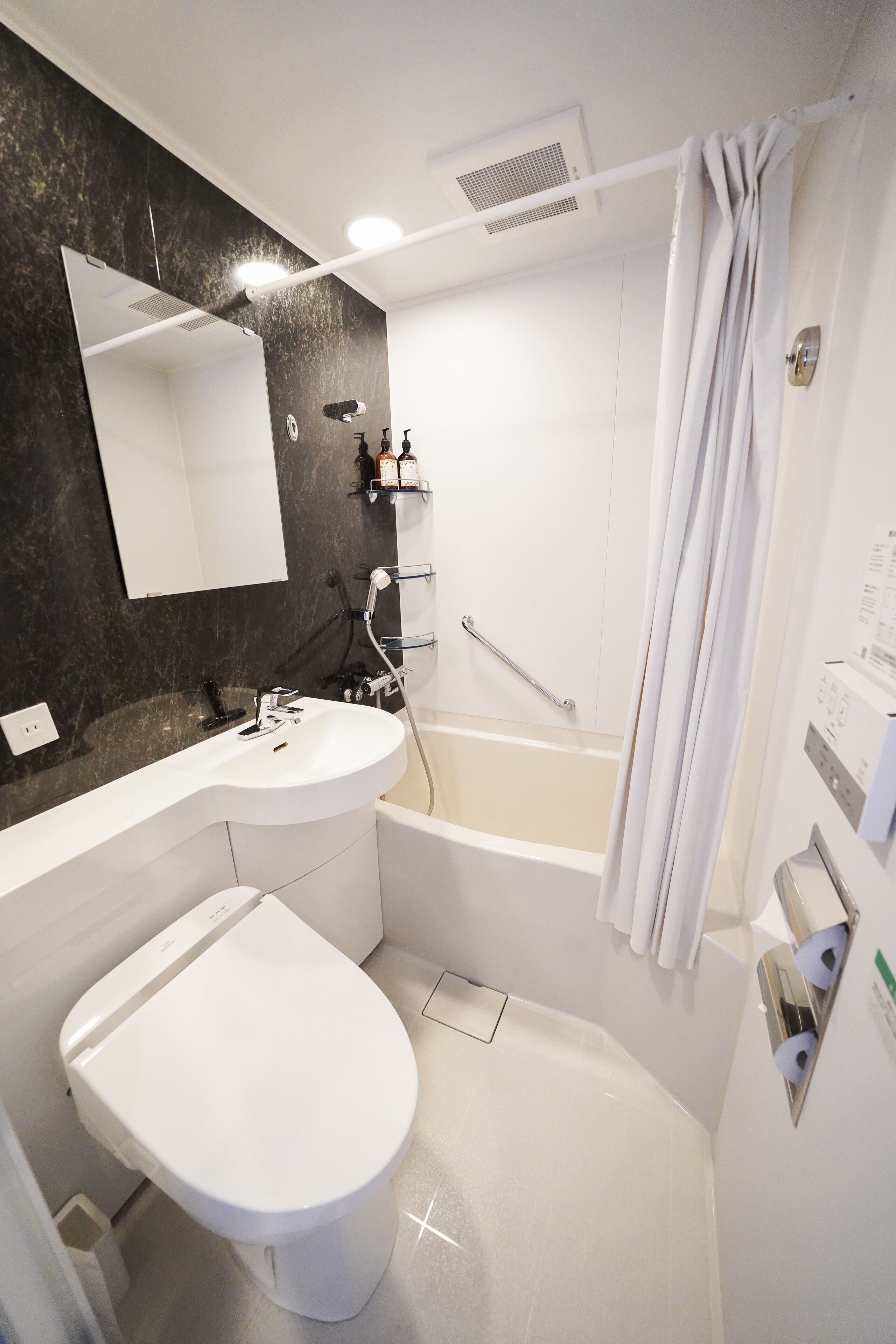 hollywood twin room, non smoking  | 1 bedroom, in-room safe, desk, free wifi