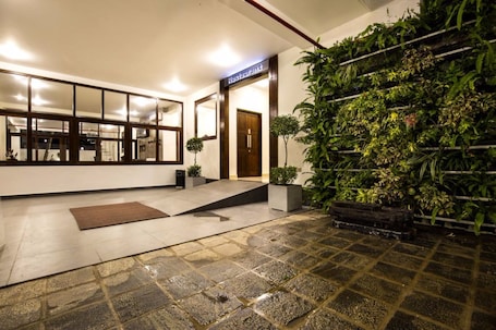Property entrance. Grand 7 Hotel Kesbewa
