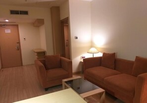 Flat-screen TV - D'Grande Hotel (Batam)