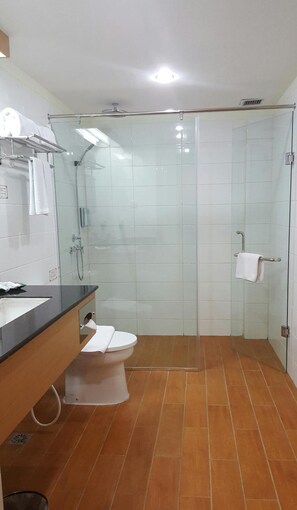 Shower, towels - D'Grande Hotel (Batam)