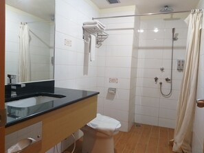 Shower, towels - D'Grande Hotel (Batam)