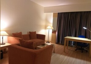 Flat-screen TV - D'Grande Hotel (Batam)