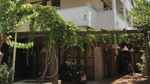 Un edifici d'apartaments de diverses plantes amb terrasses i balcons.
