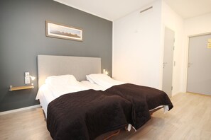 Chambre Familiale | Surmatelas, bureau, rideaux occultants, chambres insonorisées