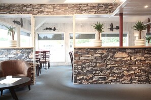 Breakfast, lunch, dinner served; international cuisine  - Napoli resturant & Hotell (Alstahaug)