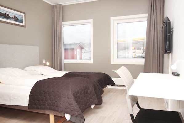 Pillowtop-patjalliset sängyt, työpöytä, pimennysverhot, äänieristys