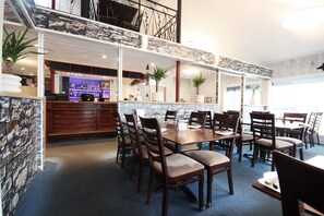 Aamiainen, lounas ja illallinen; kansainvälinen keittiö 