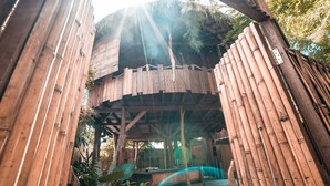 A bamboo structure with a wooden platform and a thatched roof. - Gili Treehouses (Gili Trawangan)