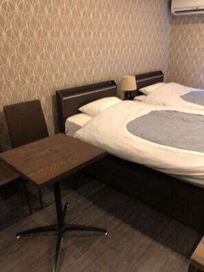 Kamar Twin, Bebas Asap Rokok | Meja kerja, ruang kerja ramah laptop, dan tirai kedap cahaya