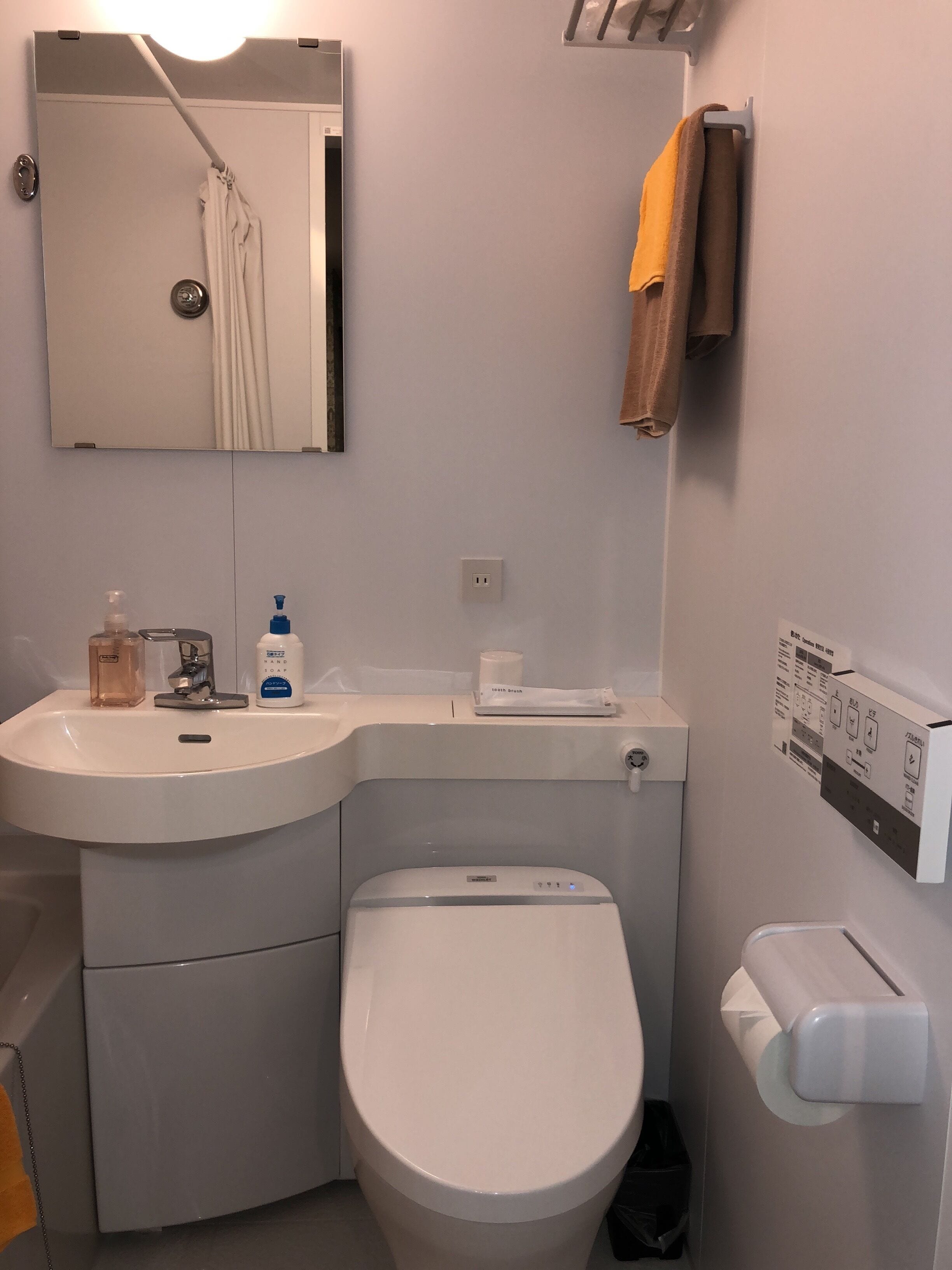 Suihkun ja ammeen yhdistelmä, syvä kylpyamme, ilmaiset hygieniatuotteet