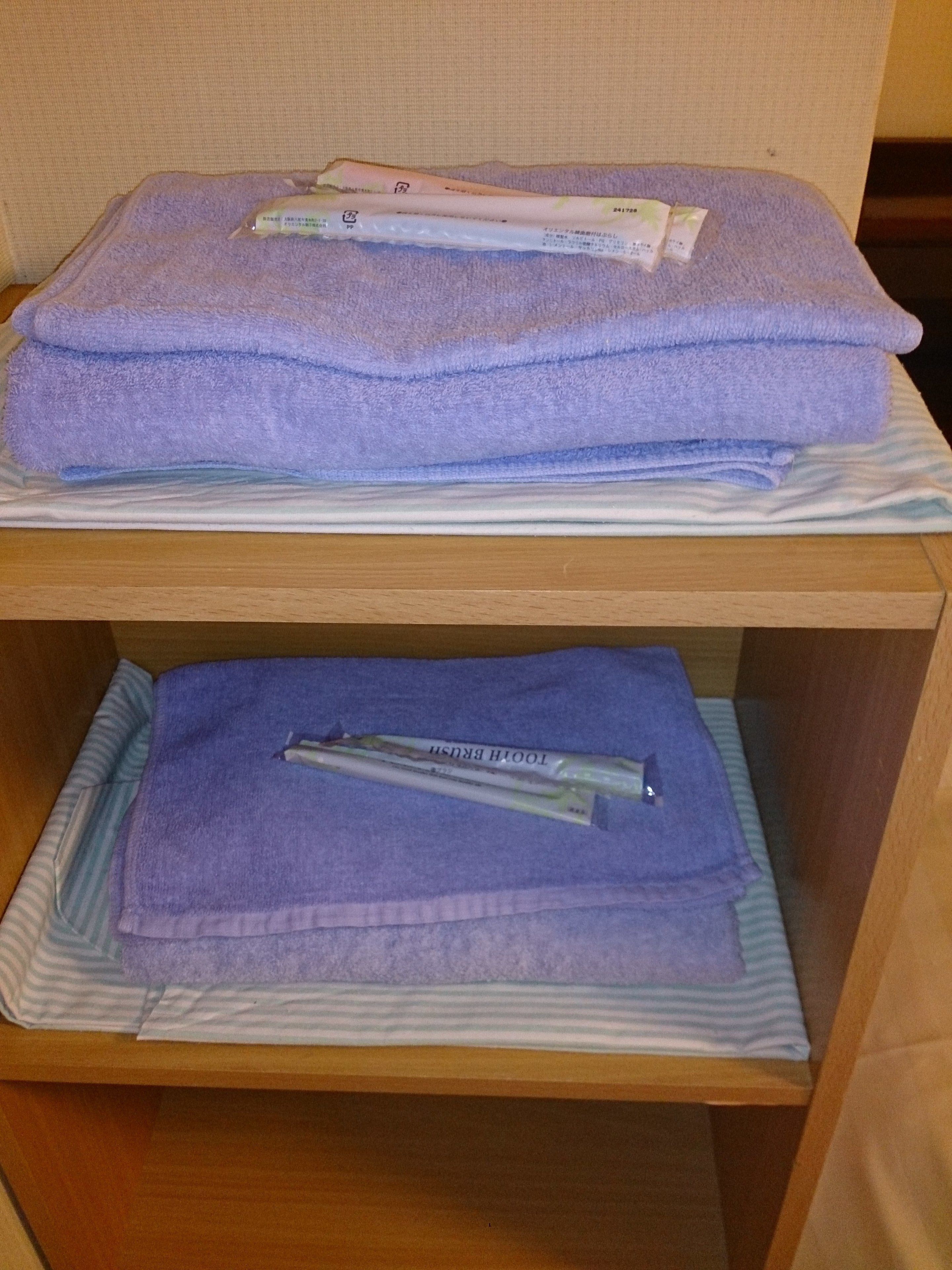 twin room, non smoking | bathroom amenities | combined shower/bathtub, deep-soaking bathtub, free toiletries