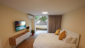Down duvets, in-room safe, desk, soundproofing - Rothschild Luxury Suite Haifa Israel (Haifa)