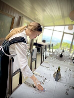 Petit déjeuner, déjeuner et dîner servis sur place, vue sur la mer