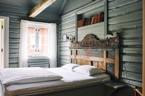 ملاءات للفراش لا تسبب الحساسية وألحفة محشوة بالريش ومكتب وستائر تعتيم