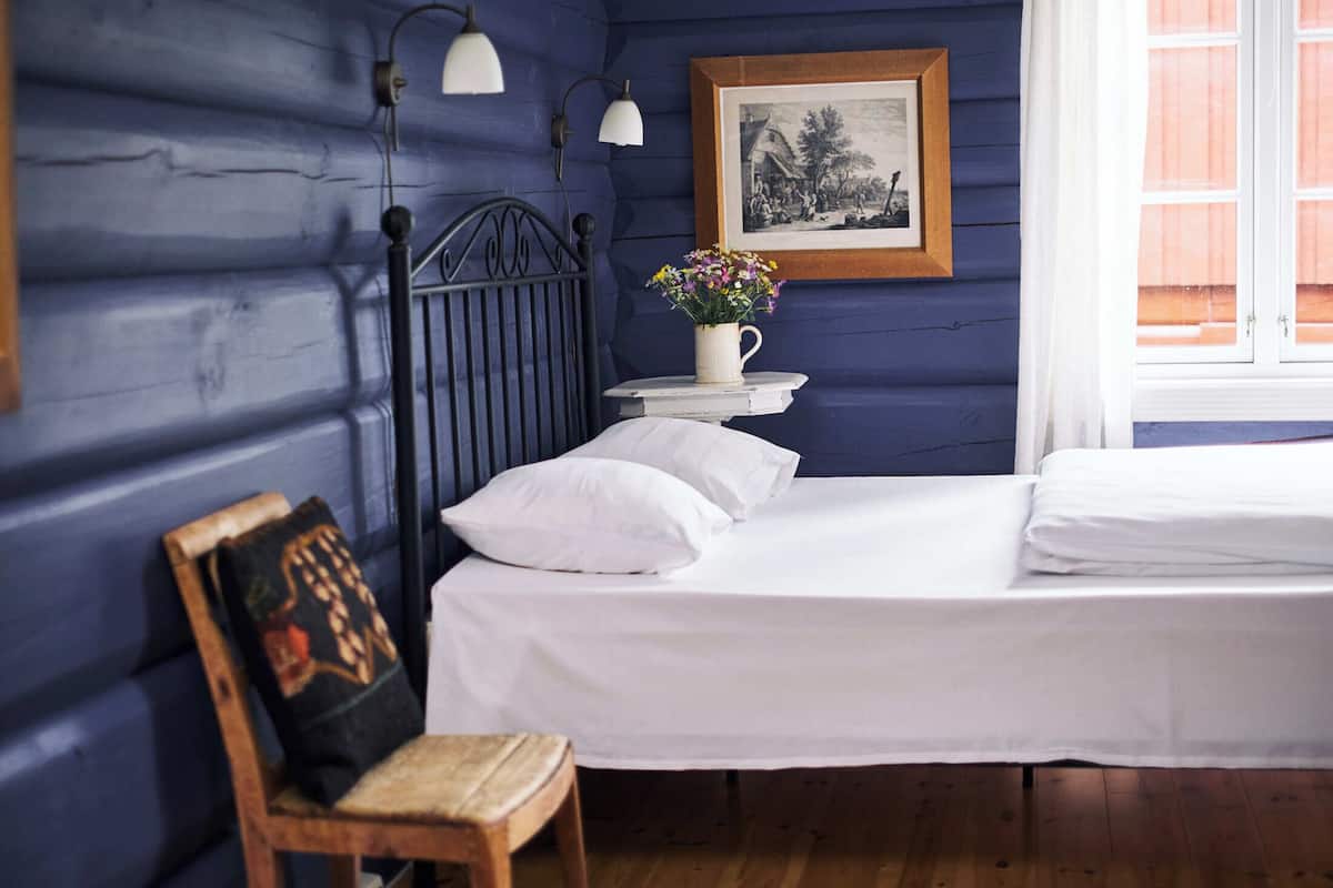 Habitación doble | Ropa de cama hipoalergénica, edredón, escritorio y cortinas blackout