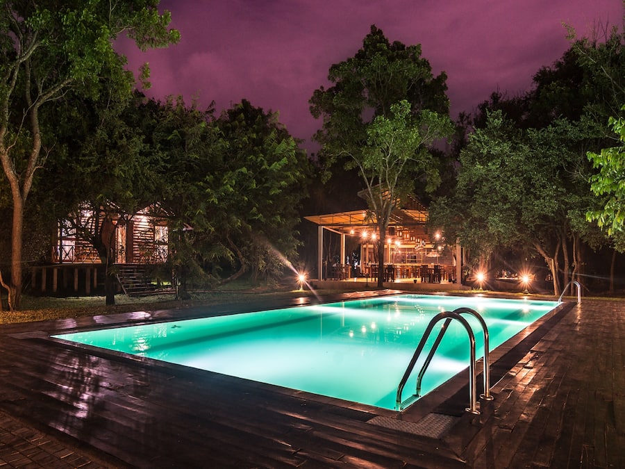 Fachada de la propiedad por la tarde o noche