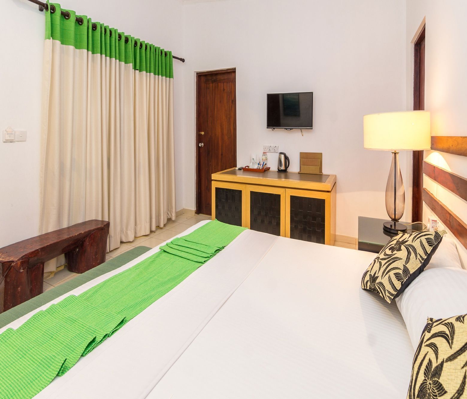 Ropa de cama de alta calidad, escritorio y cortinas blackout 