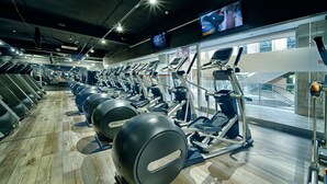 A gym with treadmills, elliptical machines, and weight machines. - Sky Business Hotel (Legnica)