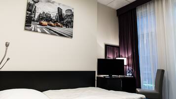 Yhden hengen standard-huone | Ylelliset vuodevaatteet, tallelokero huoneessa, työpöytä, äänieristys