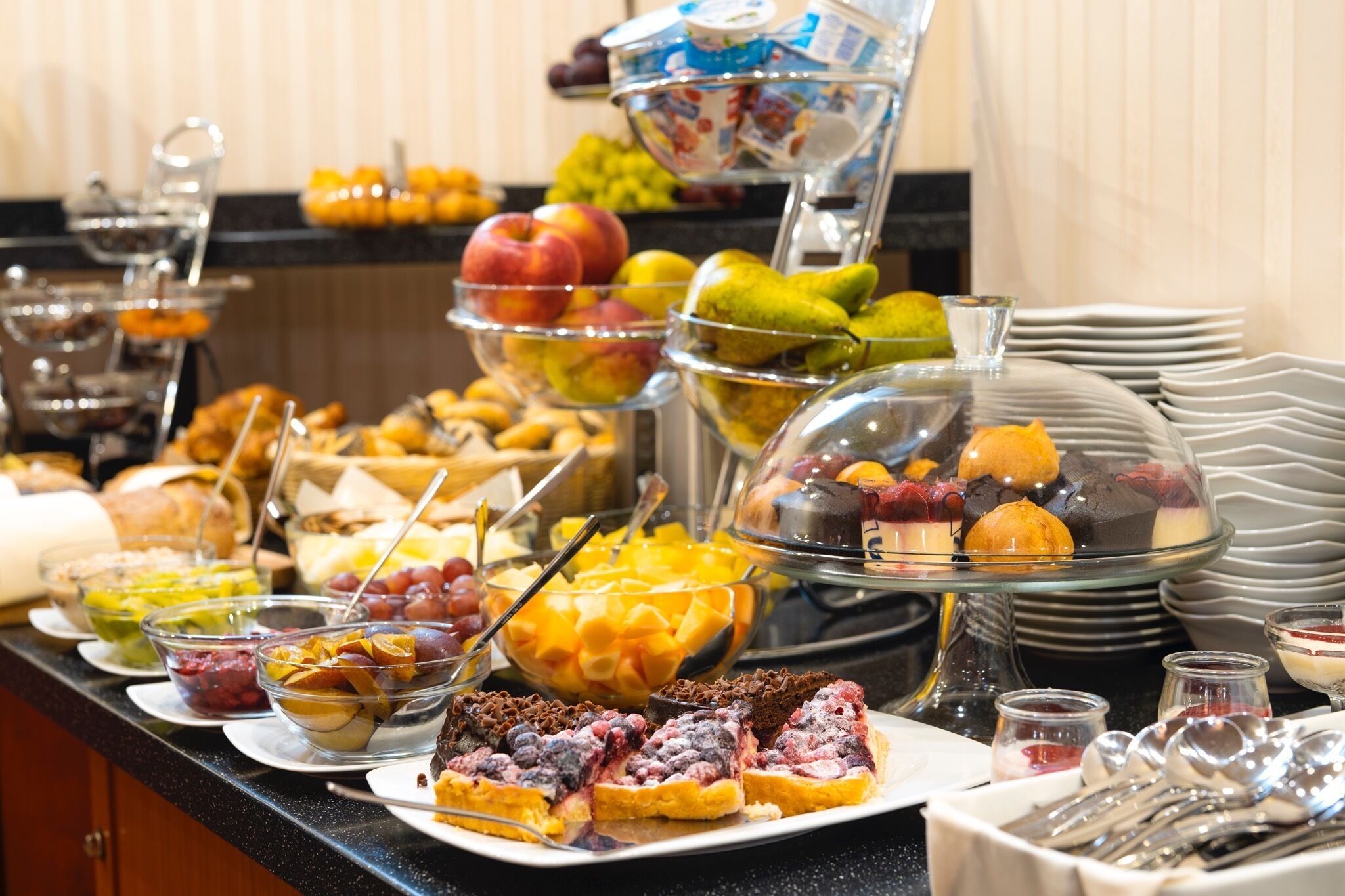 بوفيه فطور في أيام الأسبوع بتكلفة قدرها (60 PLN للشخص)