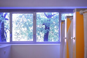 Een haardroger, handdoeken