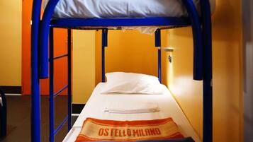 Biancheria da letto ipoallergenica, una scrivania, postazione laptop